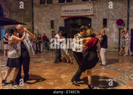 https://mldrru2pz9mb.i.optimole.com/LF34QpA-v3d1GPC3/w:auto/h:auto/q:auto/https://i1.wp.com/n450v.alamy.com/450v/e74ecn/perpignan-france-french-senior-couples-dancing-tango-on-town-square-e74ecn.jpg?w=640